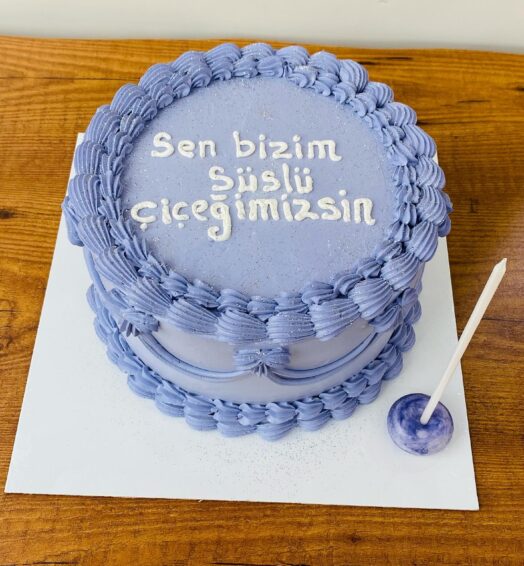 “Happy Birthday” yazılı krem pasta